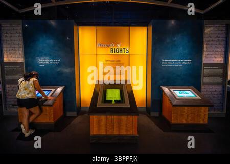 WASHINGTON DC — Une rare version originale de 1297 de la Magna Carta est exposée aux Archives nationales, avec la permission de David M. Rubenstein. Ce document représente l'un des quatre seuls originaux survivants de 1297, date à laquelle il a été inscrit au Statut officiel de l'Angleterre. L'exposition, intitulée « principes durables de la liberté », présente la charte historique aux côtés d'un texte explicatif soulignant sa célèbre clause : « à personne nous ne vendrons, à personne nous ne nierons ou ne retarderons, droit ou justice ». Scellée à l'origine par le roi Jean à Runnymede en 1215, la Magna Carta a perduré comme un puissant symbo Banque D'Images