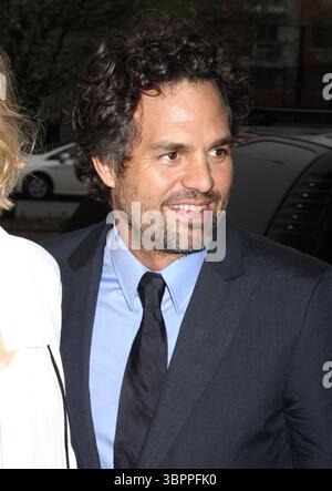 Mark Ruffalo et Sunrise Coigney lors de la projection de 'Sympathy for Delicious' au Landmark's Sunshine Cinema de New York - 25 avril 2011 Banque D'Images