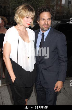 Mark Ruffalo et Sunrise Coigney lors de la projection de 'Sympathy for Delicious' au Landmark's Sunshine Cinema de New York - 25 avril 2011 Banque D'Images