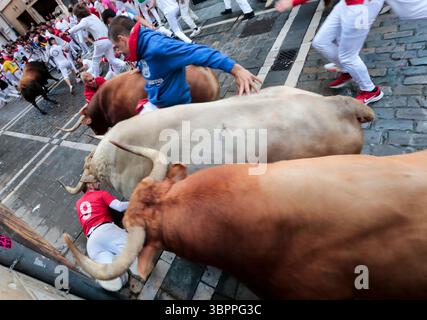 Pampelune, Espagne. 09 juillet 2025. Coureurs en position dangereuse avec des taureaux de combat du ranch de Álvaro Núñez pendant le troisième ''encierro', '' ou course avec les taureaux, '' dans la célèbre Fiesta de San Fermín le mercredi matin, 9 juillet 2025 à Pampelune, dans le nord de l'Espagne. Le festival de 8 jours rendu célèbre par le romancier américain Ernest Hemingway dans son roman de 1926 'le soleil se lève aussi', attire des milliers de fêtards pour tenter leur talent, chance et bravoure dans la course de taureaux. Photo de Jim Hollander/UPI crédit : UPI/Alamy Live News Banque D'Images