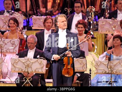 André Rieu à l'Orchestre Johann Strauss à la Manchester Arena - 21 avril 2011 Banque D'Images