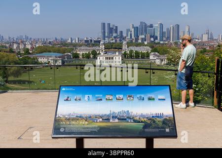 Panneau d'information montrant la ligne d'horizon avec les noms des bâtiments, Greenwich, Londres, Angleterre, Royaume-Uni Banque D'Images
