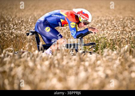 Caen, France. 09 juillet 2025. Le belge Thibau Nys de Lidl-Trek photographié en action lors de la cinquième étape du Tour de France cycliste 2025, un contre-la-montre de 33 km à Caen, France, mercredi 09 juillet 2025. La 112ème édition du Tour de France débute le samedi 5 juillet à Lille, France, et se terminera à Paris, France, le 27 juillet. BELGA PHOTO JASPER JACOBS crédit : Belga News Agency/Alamy Live News Banque D'Images