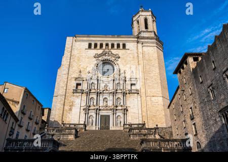 Façade ouest et le grand escalier baroque de la cathédrale de Gérone (Catedral de Santa Maria) dans la vieille ville de Gérone dans la région de Catalogne en Espagne Banque D'Images