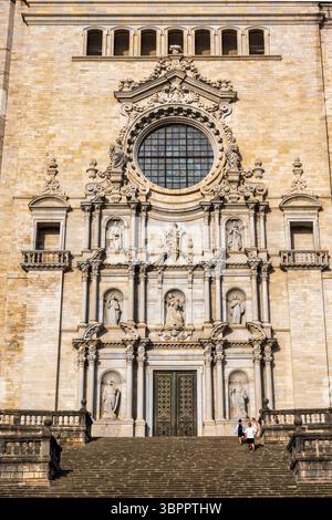 Façade baroque de la cathédrale de Gérone (Catedral de Santa Maria) dans la vieille ville de Gérone dans la région de Catalogne en Espagne Banque D'Images