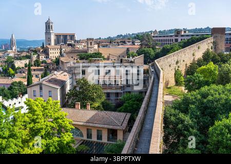 Vue surélevée vers le nord le long de la vieille muraille de la ville vers Torr del Socors dans la vieille ville de Gérone dans la région de Catalogne en Espagne Banque D'Images