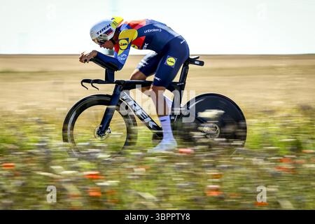 Caen, France. 09 juillet 2025. Le belge Thibau Nys de Lidl-Trek photographié en action lors de la cinquième étape du Tour de France cycliste 2025, un contre-la-montre de 33 km à Caen, France, mercredi 09 juillet 2025. La 112ème édition du Tour de France débute le samedi 5 juillet à Lille, France, et se terminera à Paris, France, le 27 juillet. BELGA PHOTO DAVID PINTENS crédit : Belga News Agency/Alamy Live News Banque D'Images