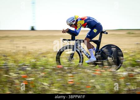 Caen, France. 09 juillet 2025. Le belge Thibau Nys de Lidl-Trek photographié en action lors de la cinquième étape du Tour de France cycliste 2025, un contre-la-montre de 33 km à Caen, France, mercredi 09 juillet 2025. La 112ème édition du Tour de France débute le samedi 5 juillet à Lille, France, et se terminera à Paris, France, le 27 juillet. BELGA PHOTO DAVID PINTENS crédit : Belga News Agency/Alamy Live News Banque D'Images
