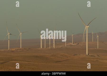 Éoliennes dans le parc éolien de Dzhankeldy, Ouzbékistan Banque D'Images