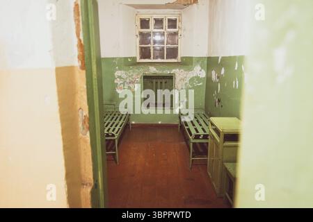 Vilnius, Lituanie - 30 novembre 2024 : cellules de prison souterraines du kgb avec lits superposés. Le Musée des occupations et des combats de la liberté à Vilnius. Soviet Banque D'Images