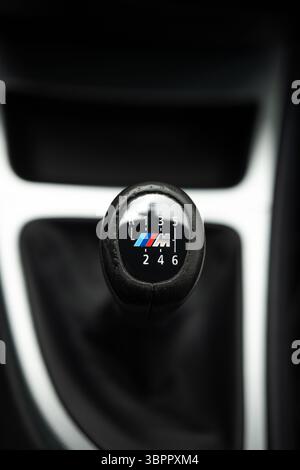 Pommeau de levier de vitesses manuel BMW M-Sport à 6 vitesses en cuir. Haut vers le bas, gros plan détaillé, pas de personnes Banque D'Images