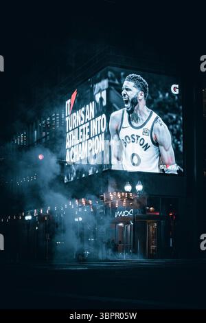 Panneau lumineux avec un Boston Celtics Jayson Tatum et le slogan « il transforme un athlète en champion » au-dessus de l’entrée du Moxy Banque D'Images