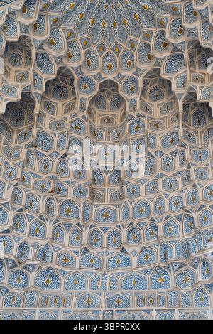 Niche profonde et décoration muqarnas diversifiée dans Gur-e Amir Tombeau du mausolée roi du conquérant Turco-Mongo Timur également connu sous le nom de Tamerlane à Samarkan Banque D'Images