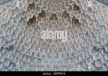 Niche profonde et décoration muqarnas diversifiée dans Gur-e Amir Tombeau du mausolée roi du conquérant Turco-Mongo Timur également connu sous le nom de Tamerlane à Samarkan Banque D'Images