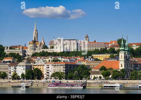 Bâtiments sur la colline du château dans le quartier du château de Buda à Budapest, Hongrie, y compris : l'église Matthias, le bastion des pêcheurs et l'église Sainte-Anne Banque D'Images