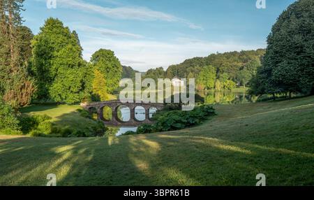 Matin d'été, Stourhead Gardens, Royaume-Uni Banque D'Images
