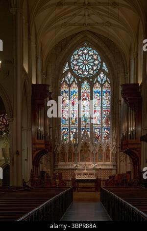 L'autel et le vitrail à l'intérieur de l'église Grace à Broadway organisé en 1808 et construit en 1843. À Greenwich Village, Manhattan, NY. Banque D'Images