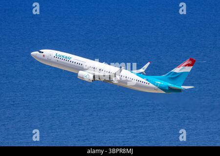 Luxair Boeing 737-800 Flugzeug Flughafen Rhodos in Griechenland Rhodos, Griechenland - 2. Juni 2025 : Ein Boeing 737-800 Flugzeug der Luxair mit dem Kennzeichen LX-LBA auf dem Flughafen Rhodos, Griechenland. *** Luxair Boeing 737 800 Aircraft Rhodes Airport in Greece Rhodes, Greece 2 juin 2025 Un Luxair Boeing 737 800 immatriculé LX LBA à Rhodes Airport, Greece Banque D'Images