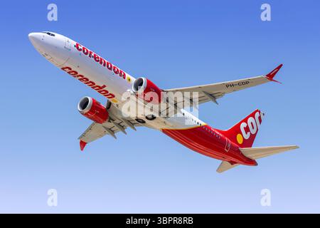 Corendon Boeing 737 MAX 9 Flugzeug Flughafen Rhodos dans Griechenland Rhodos, Griechenland - 3. Juni 2025 : Ein Boeing 737 MAX 9 Flugzeug der Corendon mit dem Kennzeichen pH-CDP auf dem Flughafen Rhodos, Griechenland. *** Corendon Boeing 737 MAX 9 Aircraft Rhodes Airport in Greece Rhodes, Greece 3 juin 2025 Un Corendon Boeing 737 MAX 9 immatriculé pH CDP à Rhodes Airport, Greece Banque D'Images