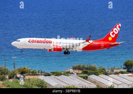 Corendon Boeing 737 MAX 9 Flugzeug Flughafen Rhodos dans Griechenland Rhodos, Griechenland - 3. Juni 2025 : Ein Boeing 737 MAX 9 Flugzeug der Corendon mit dem Kennzeichen pH-CDP auf dem Flughafen Rhodos, Griechenland. *** Corendon Boeing 737 MAX 9 Aircraft Rhodes Airport in Greece Rhodes, Greece 3 juin 2025 Un Corendon Boeing 737 MAX 9 immatriculé pH CDP à Rhodes Airport, Greece Banque D'Images