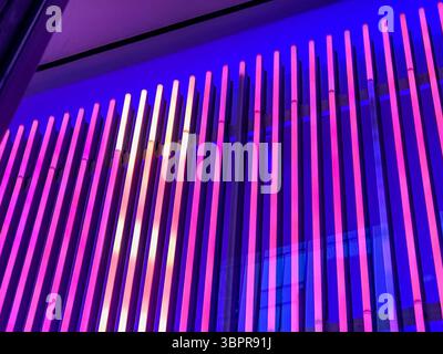 NYC, New York - 14 février 2019 : gros plan des lumières LED dans un cadre urbain à New York Banque D'Images