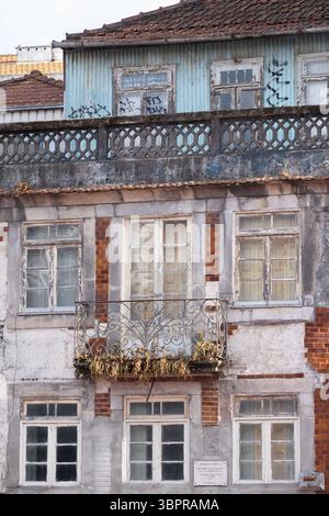 Verfall mit charme, eine morbide Häuserfassade in der Altstadt von Porto zeugt vom einstigen Glanz und den Herausforderungen des Erhalts historischer Bausubstanz. Der Verfall ist vielerorts sichtbar und steht im Kontrast zur touristischen Anziehungskraft der Stadt. *** Décadence avec charme, une faade de maison morbide dans la vieille ville de Porto témoigne de la splendeur ancienne et des défis de la préservation des bâtiments historiques. La pourriture est visible dans de nombreux endroits et contraste avec l attrait touristique de la ville. Portugal GMS19548 Banque D'Images