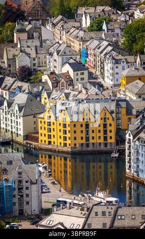 Alesund, Norvège - 04 juin 2025 : vue panoramique sur l'architecture d'Alesund, l'archipel environnant et les fjords depuis le belvédère du mont Aksla Banque D'Images