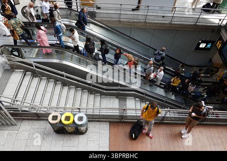 Escalators descendant dans le métro à Paris Banque D'Images