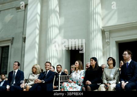 George Osborne, président du British Museum, Emmanuel Macron, président français et son épouse Brigitte, Lady Victoria Starmer, épouse du premier ministre Sir Keir Starmer, Lisa Nandy, secrétaire à la culture, aux médias et aux sports, et Rachida Dati, ministre française de la culture, lors d'une visite au British Museum de Londres, le deuxième jour de la visite d'État du président français au Royaume-Uni. Date de la photo : mercredi 9 juillet 2025. Banque D'Images