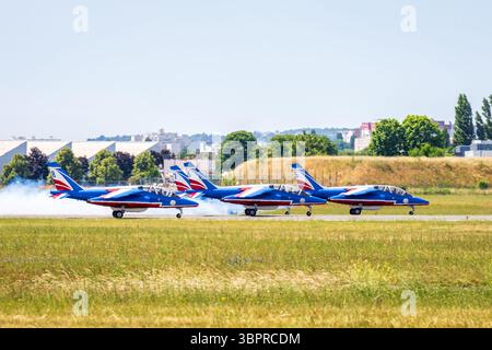 Quatre AlphaJets de la patrouille de France, l'unité de voltige de l'Armée de l'Air et de l'espace, décollent en formation de l'aéroport de Paris-le Bourget Banque D'Images
