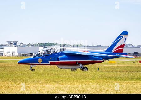 Le leader Alphajet (Athos 1) de la patrouille de France, l'unité de voltige de l'armée de l'air française, circulant sur l'aéroport de Paris-le Bourget. Banque D'Images