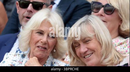 Londres, Royaume-Uni. 09 juillet 2025. SAR la reine Camilla regarde le tennis avec sa sœur Annabel Elliot au dixième jour des Championnats de Wimbledon 2025 à Londres le mercredi 9 juillet 2025. Photo de Hugo Philpott/UPI crédit : UPI/Alamy Live News Banque D'Images
