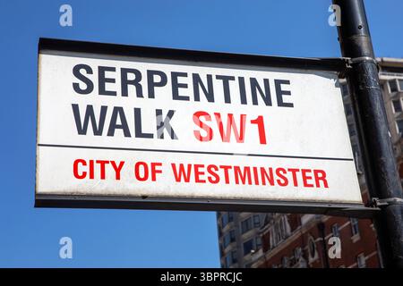 Londres, Royaume-Uni - 29 avril 2025 : panneau de rue pour Serpentine Walk dans la ville de Westminster, Londres, Royaume-Uni. Banque D'Images