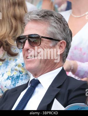 Londres, Royaume-Uni. 09 juillet 2025. L'acteur britannique Hugh Grant regarde le tennis au dixième jour des Championnats de Wimbledon 2025 à Londres le mercredi 9 juillet 2025. Photo de Hugo Philpott/UPI crédit : UPI/Alamy Live News Banque D'Images