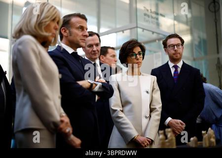 Le président de la République française Emmanuel Macron avec la ministre française de la culture Rachida Dati lors d'une visite au British Museum de Londres, le deuxième jour de la visite d'État du président français au Royaume-Uni. Date de la photo : mercredi 9 juillet 2025. Banque D'Images