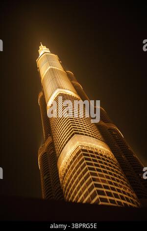 Le Burj Khalifa (connu sous le nom de Burj Dubai avant son inauguration) est un gratte-ciel mégatall situé à Dubaï, aux Émirats arabes Unis. Banque D'Images