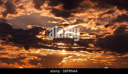 Soleil jetant un œil à travers les nuages sombres à Cape Cod Banque D'Images