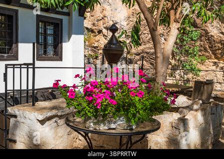 Cour du XVe siècle Dervich Maison située au pied d'une falaise dans le village de Blagaj, Bosnie-Herzégovine Banque D'Images
