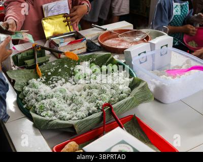 Klepon est une collation traditionnelle très populaire en Indonésie. Il est fabriqué à partir de farine de riz gluante et rempli de sucre de palme liquide Banque D'Images