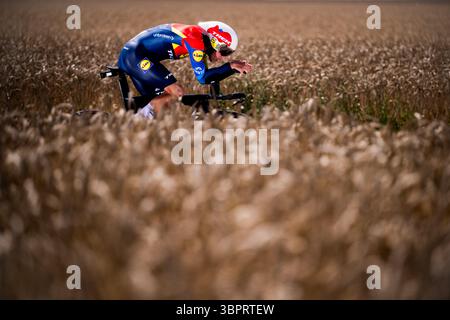 Caen, France. 09 juillet 2025. Le belge Thibau Nys de Lidl-Trek photographié en action lors de la cinquième étape du Tour de France cycliste 2025, un contre-la-montre de 33 km à Caen, France, mercredi 09 juillet 2025. La 112ème édition du Tour de France débute le samedi 5 juillet à Lille, France, et se terminera à Paris, France, le 27 juillet. BELGA PHOTO JASPER JACOBS crédit : Belga News Agency/Alamy Live News Banque D'Images