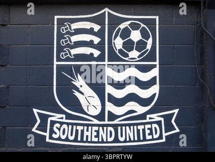 Essex, Royaume-Uni - 23 juin 2025 : écusson du Southend United FC à l'extérieur du Roots Hall Stadium - leur terrain d'origine. Banque D'Images