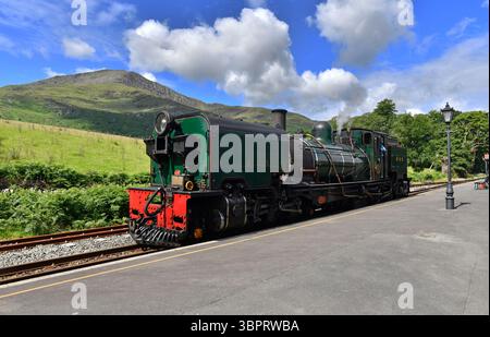 Locomotive à vapeur à la gare de Beddgelert sur la voie étroite Welsh Highland Railway dans le nord du pays de Galles. Banque D'Images