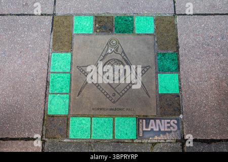 Norwich, UK - 1er mars 2025 : gros plan d'une plaque sur le trottoir sur la rue Giles dans la ville de Norwich dans le Norfolk, UK, marquant l'emplacement de Banque D'Images