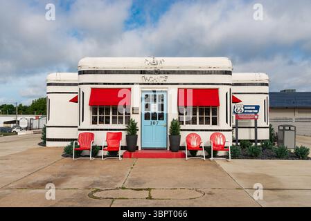 Carthage, Missouri - États-Unis - 18 juin 2025 : le motel historique Boots court, construit en 1939, sur la route 66 à Carthage, Missouri, États-Unis. Banque D'Images