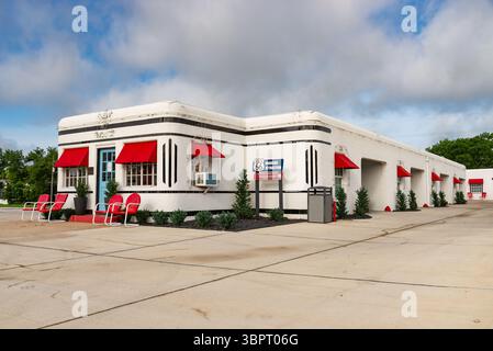 Carthage, Missouri - États-Unis - 18 juin 2025 : le motel historique Boots court, construit en 1939, sur la route 66 à Carthage, Missouri, États-Unis. Banque D'Images