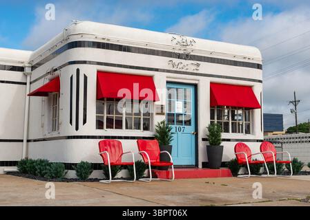 Carthage, Missouri - États-Unis - 18 juin 2025 : le motel historique Boots court, construit en 1939, sur la route 66 à Carthage, Missouri, États-Unis. Banque D'Images