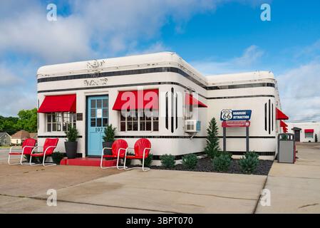 Carthage, Missouri - États-Unis - 18 juin 2025 : le motel historique Boots court, construit en 1939, sur la route 66 à Carthage, Missouri, États-Unis. Banque D'Images