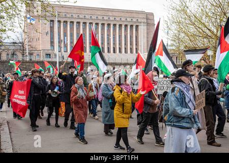 Manifestants pro-palestiniens lors du rassemblement de la fête du travail à Helsinki, Finlande Banque D'Images
