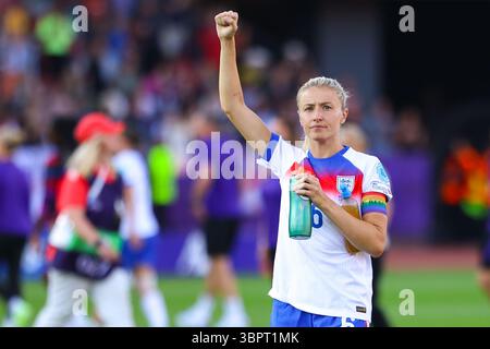 Zurich, Suisse. 09 juillet 2025. ZURICH, SUISSE - 9 JUILLET : Leah Williamson, de l'Angleterre, célèbre sa victoire lors du match du Groupe d de l'UEFA Women's EURO 2025 entre l'Angleterre et les pays-Bas au Stadion Letzigrund le 9 juillet 2025 à Zurich, Suisse. (Photo de Leiting Gao/BSR Agency) crédit : BSR Agency/Alamy Live News Banque D'Images