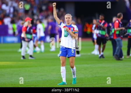 Zurich, Suisse. 09 juillet 2025. ZURICH, SUISSE - 9 JUILLET : Leah Williamson, de l'Angleterre, célèbre sa victoire lors du match du Groupe d de l'UEFA Women's EURO 2025 entre l'Angleterre et les pays-Bas au Stadion Letzigrund le 9 juillet 2025 à Zurich, Suisse. (Photo de Leiting Gao/BSR Agency) crédit : BSR Agency/Alamy Live News Banque D'Images